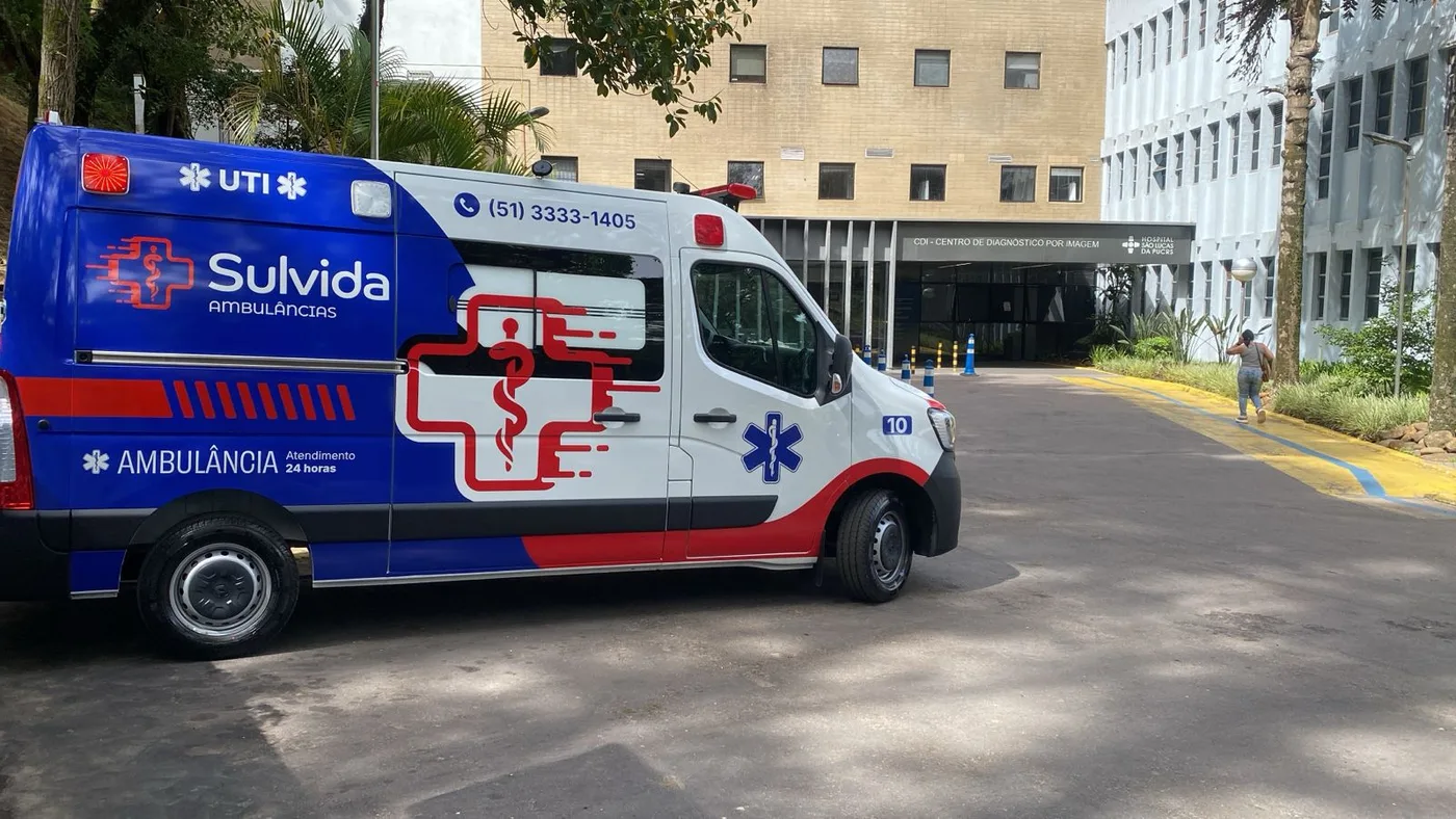 Ambulância da Sulvida em frente a um hospital